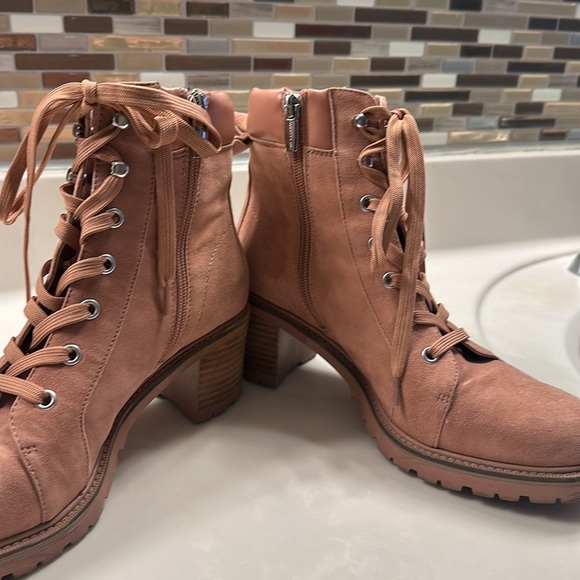 Vince Camuto, pink suede leather combat boot size 9 - Picture 4 of 5